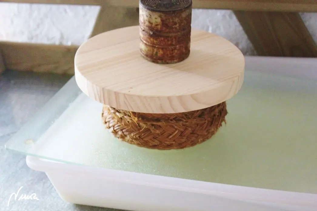 Queso fresco de vaca, casero, proceso paso a paso, paso 28: Colocar la tabla tallada sobre el redondel del cincho y girarlo por completo, de tal…