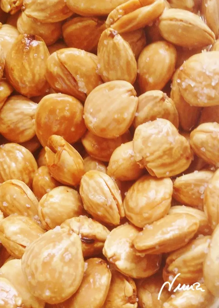 Almendras fritas, paso 8: Cuando estén templadas echar sal fina mientras se remueven para que se adhiera por igual…