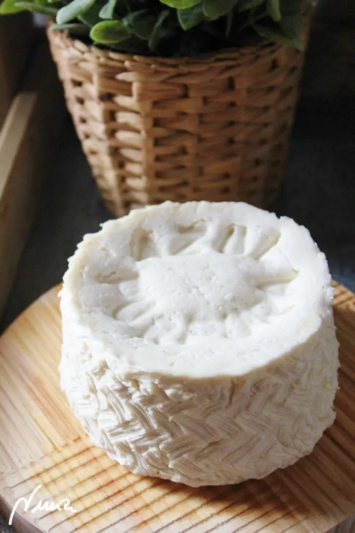 Queso fresco de vaca, casero, proceso paso a paso, paso 28: Colocar la tabla tallada sobre el redondel del cincho y girarlo por completo, de tal…