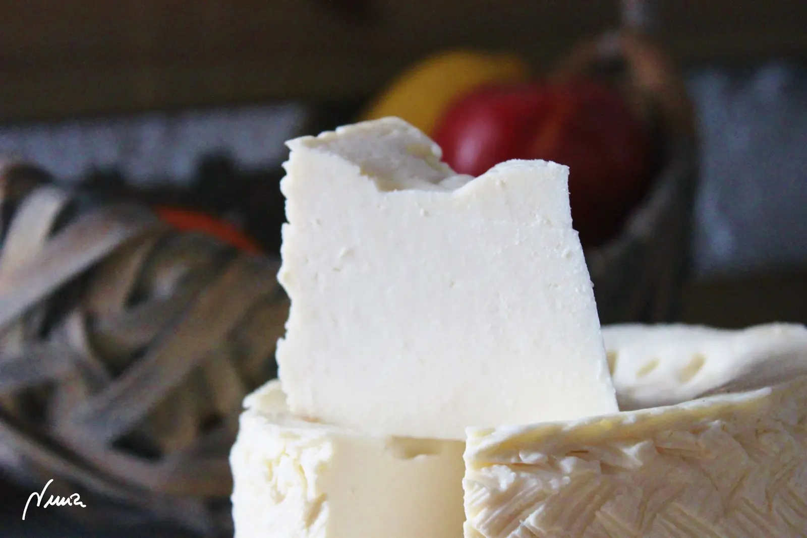 Queso fresco de vaca, casero, proceso paso a paso, paso 31: Así ha quedado la base, marcada con la tabla acanalada: