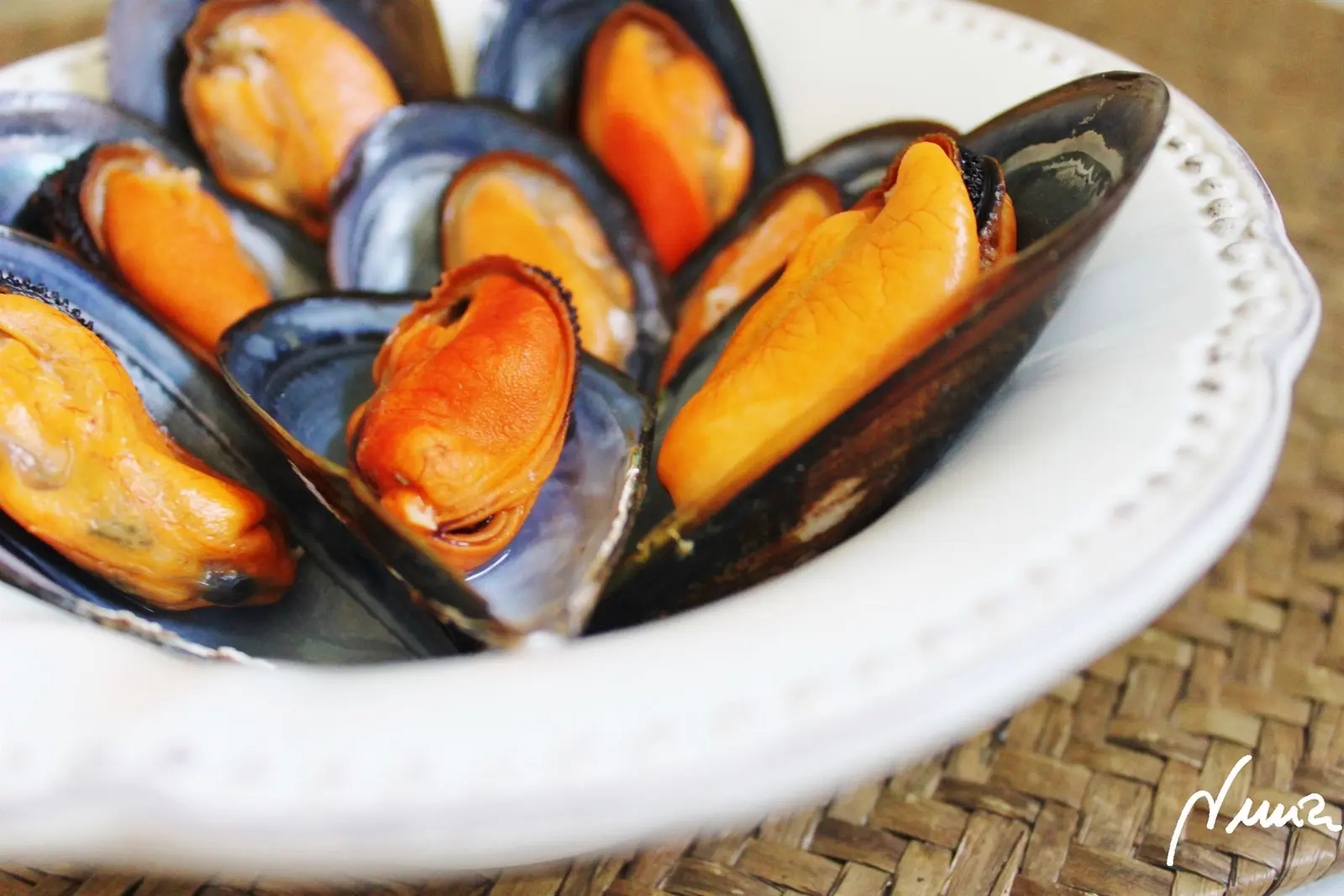 Mejillones al vapor, paso 7: En pocos minutos se abrirán las conchas de los mejillones y enseguida hay que retirarlo…