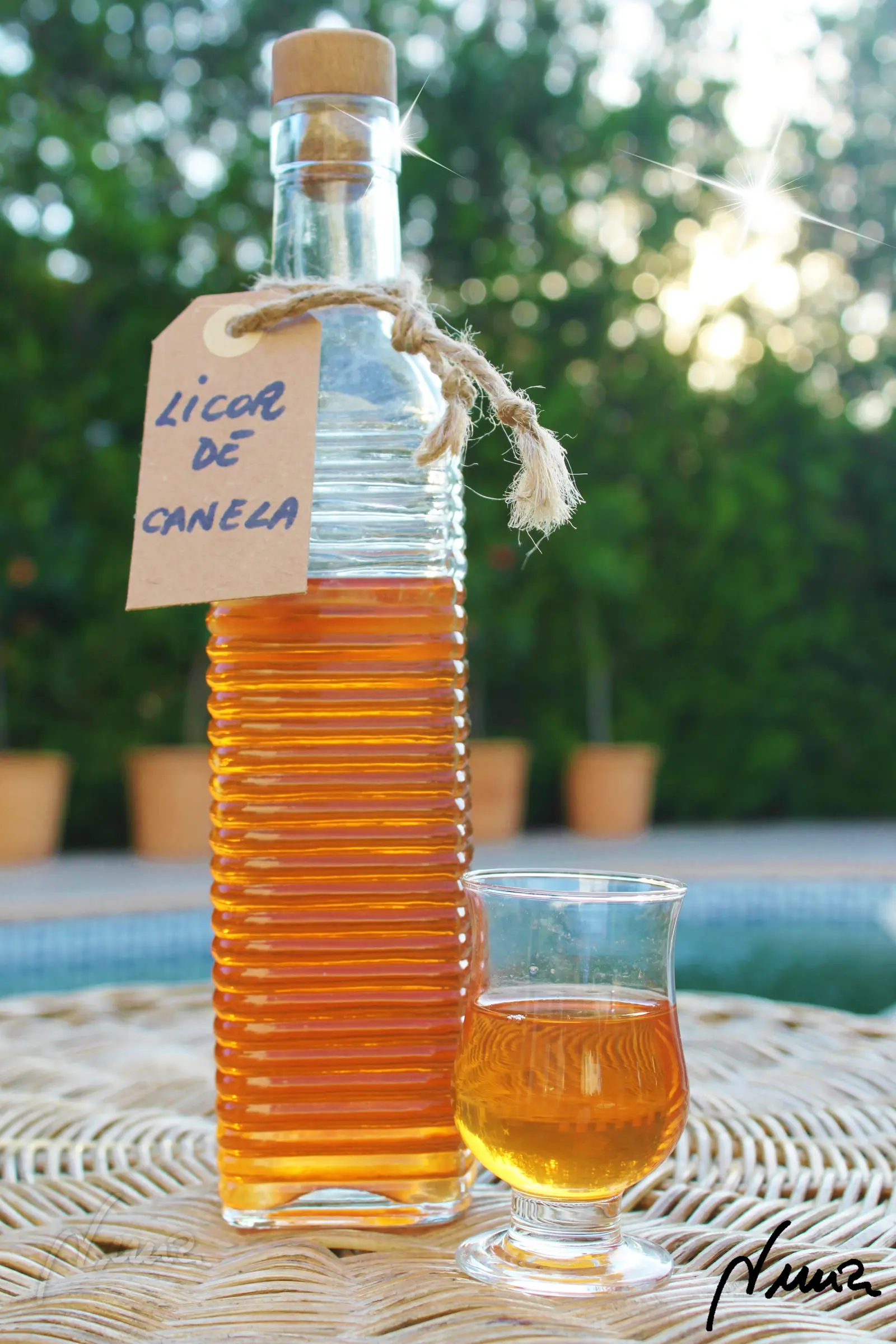 Licor de canela, paso 6: Colocar el colador metálico en el tarro de cristal y por encima de éste colocar otro…