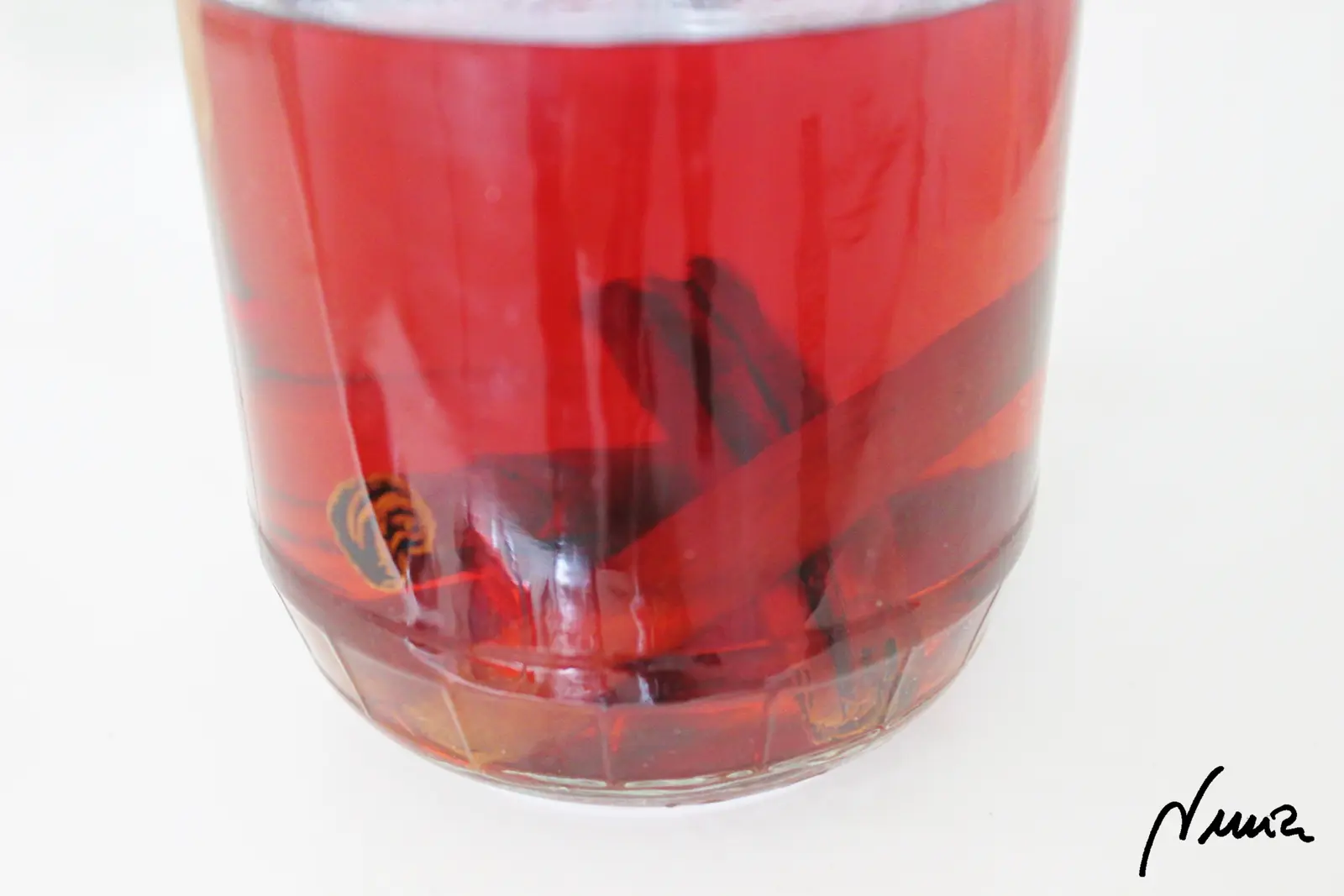 Licor de canela, paso 2: Cerrar bien el tarro y reposar 1 mes aproximadamente, hasta que el aguardiente se haya…