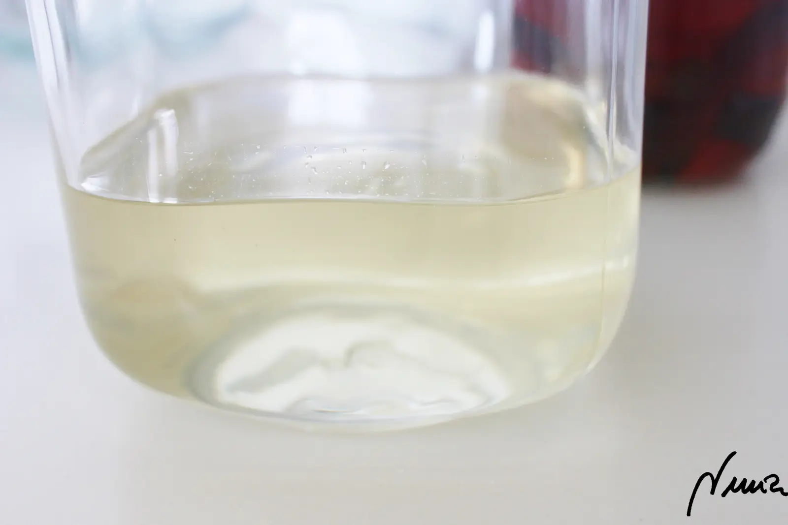 Licor de canela, paso 5: Pasar el almíbar a un tarro grande de cristal:
