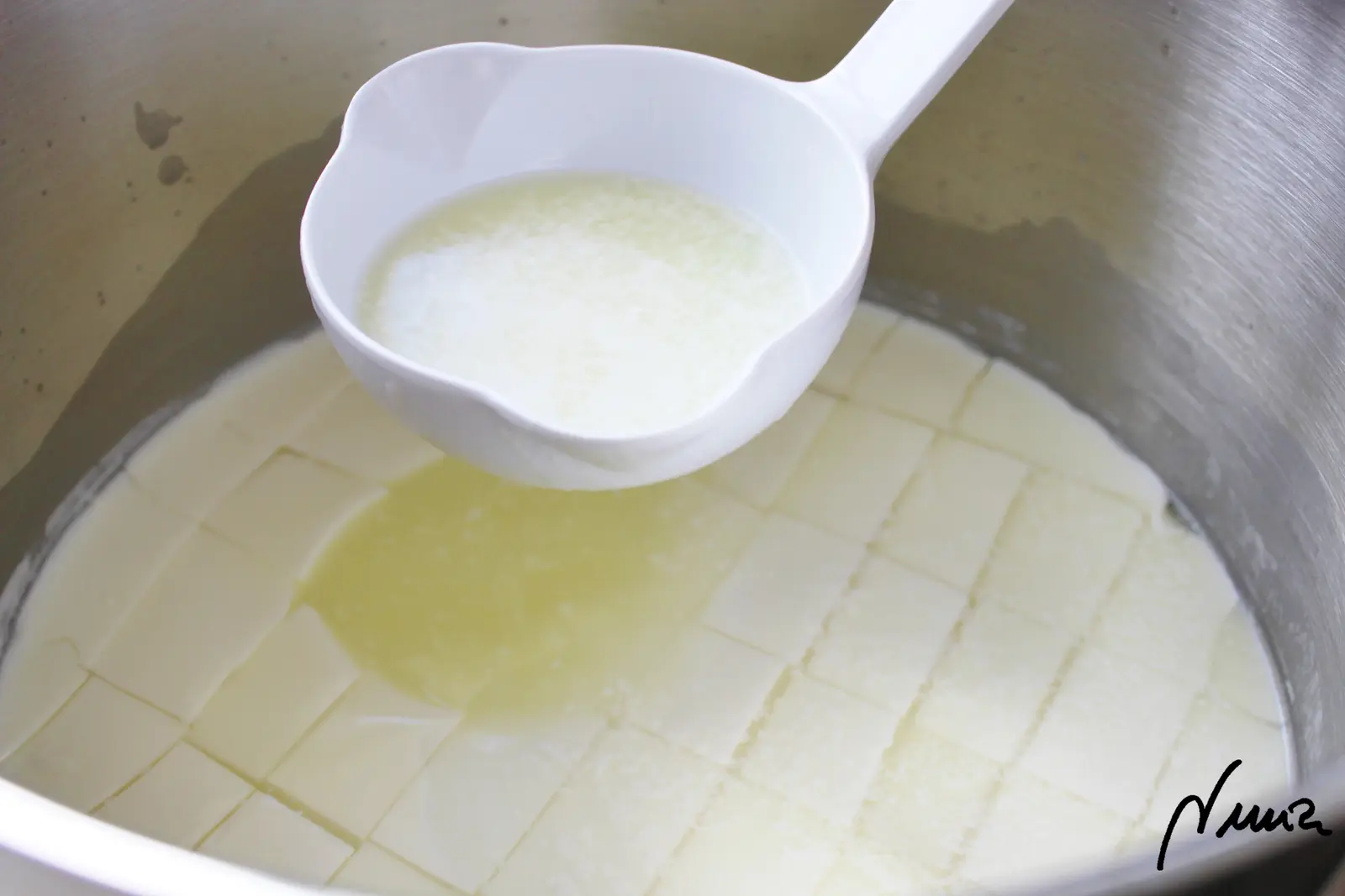 Queso semicurado de cabra, proceso paso a paso, paso 10: Con un cucharón sopero retirar únicamente el suero, poco a poco para no coger trocitos…