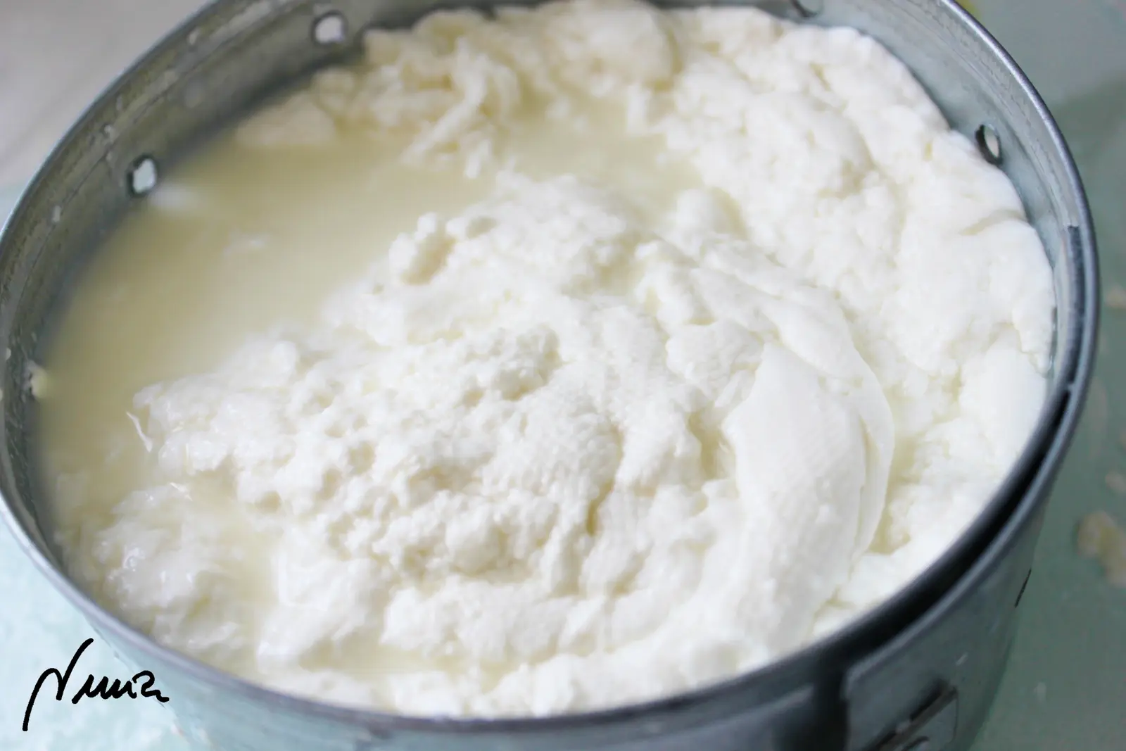 Queso semicurado de cabra, proceso paso a paso, paso 16: Recoger los trocitos de cuajada que se vayan colando por los agujeros del cincho o por…