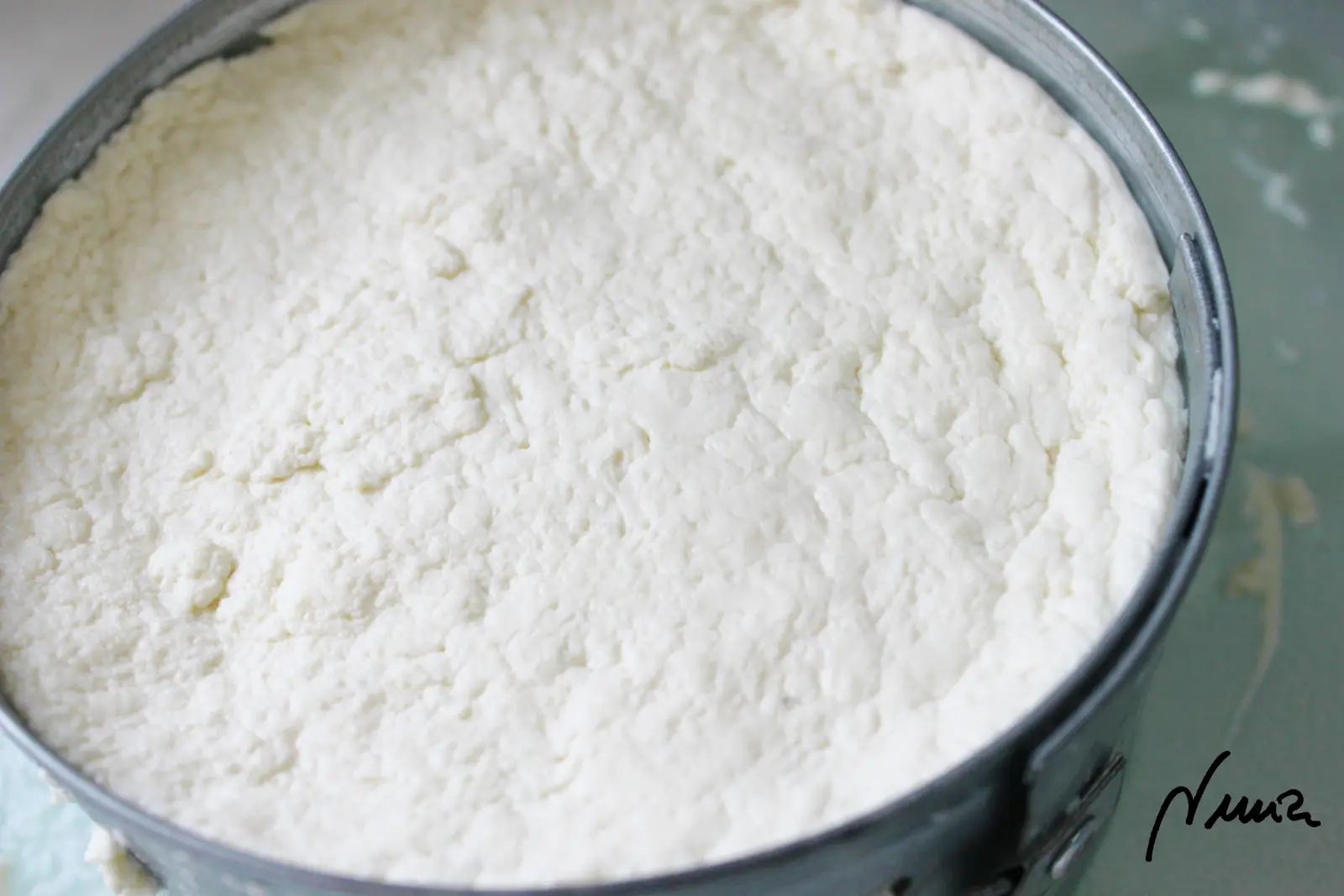 Queso semicurado de cabra, proceso paso a paso, paso 17: Poco a poco echar el resto de cuajada en el cincho hasta terminar toda la cuajada del…