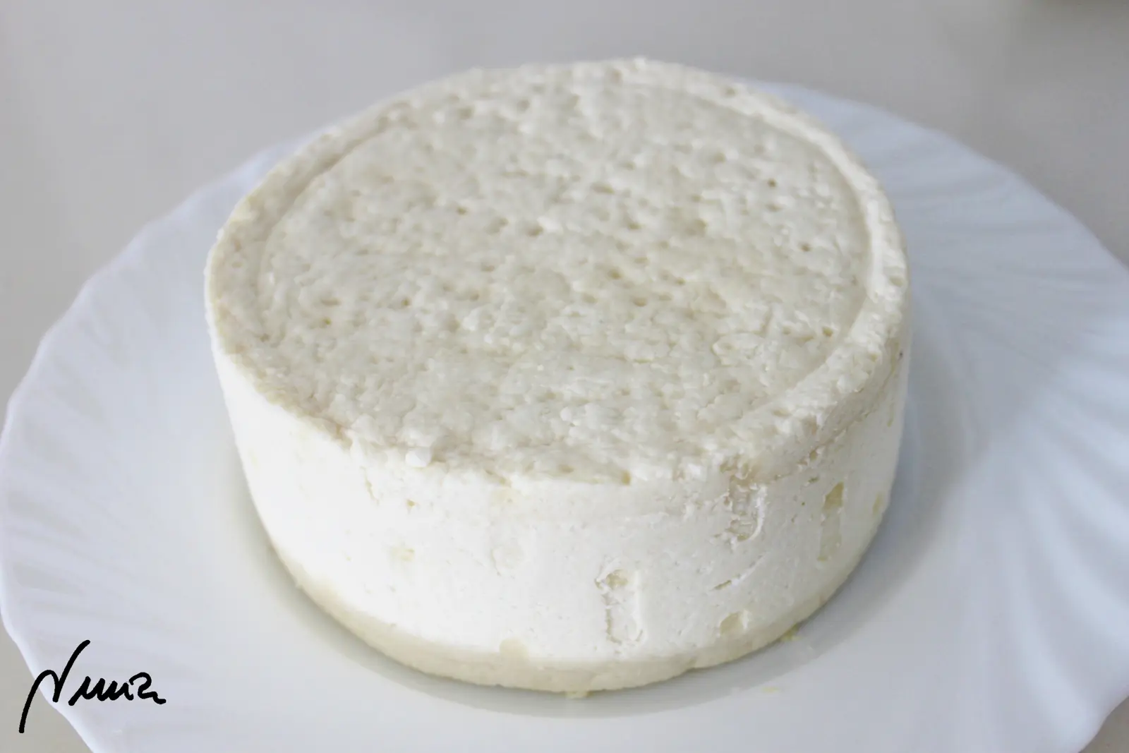 Queso semicurado de cabra, proceso paso a paso, paso 22: Al tercer día retirar el cincho metálico con cuidado de no romper el queso que estará…