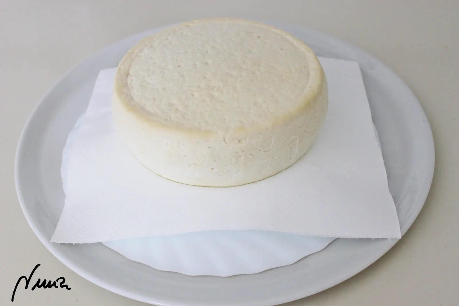 Queso semicurado de cabra, proceso paso a paso, paso 23: En los 4 días siguientes le puse un plato llano del revés (cuya base tiene el mismo…