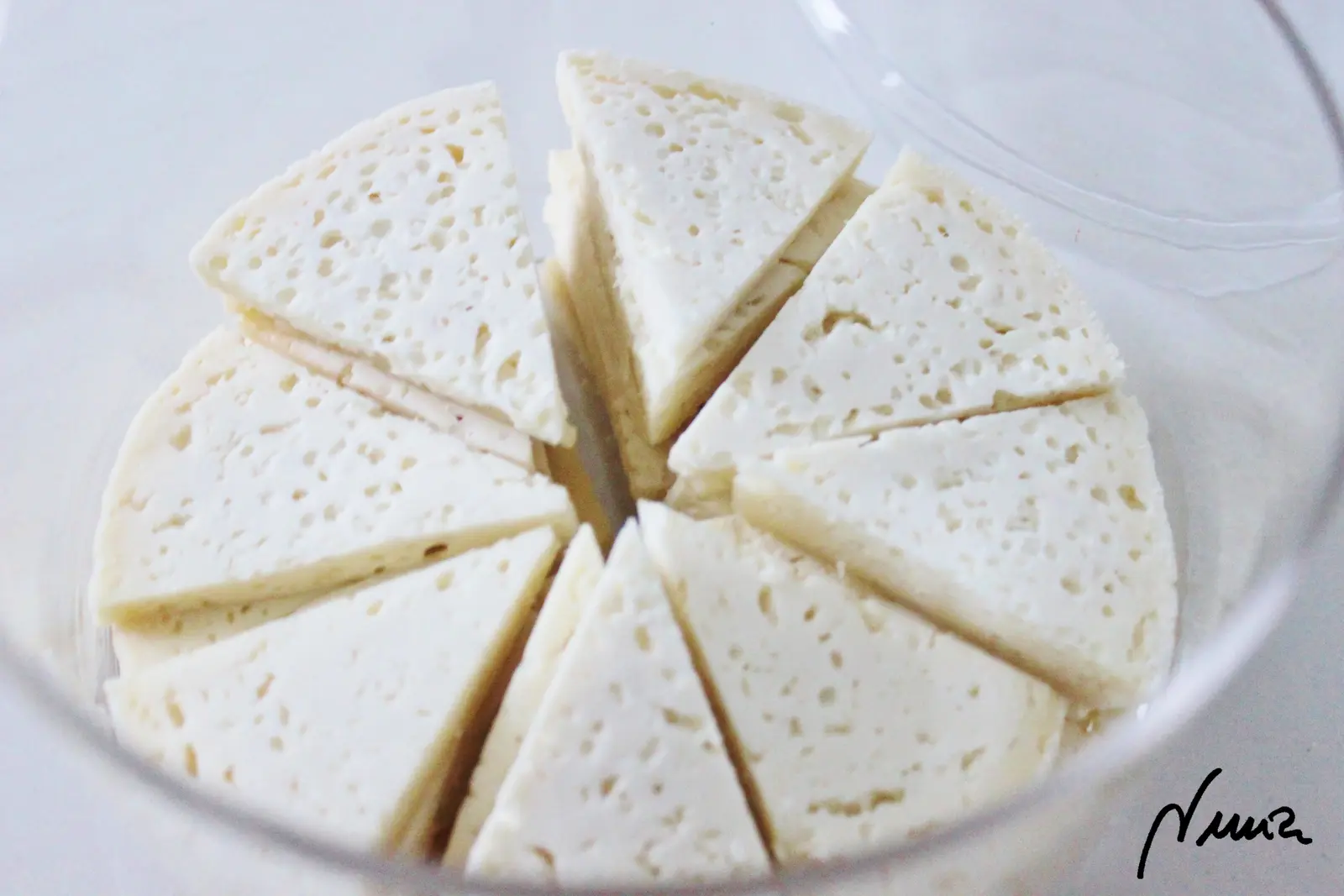 Queso semicurado de cabra, proceso paso a paso, paso 27: colocar los trozos de queso en una cazuela de barro o recipiente de cristal, en ambos…