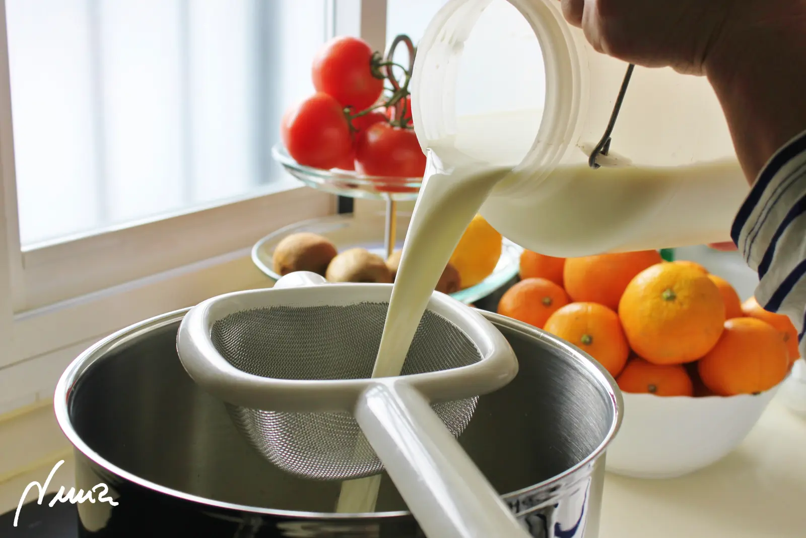 Queso semicurado de cabra, proceso paso a paso, paso 1: Colar la leche en el caldero grande: