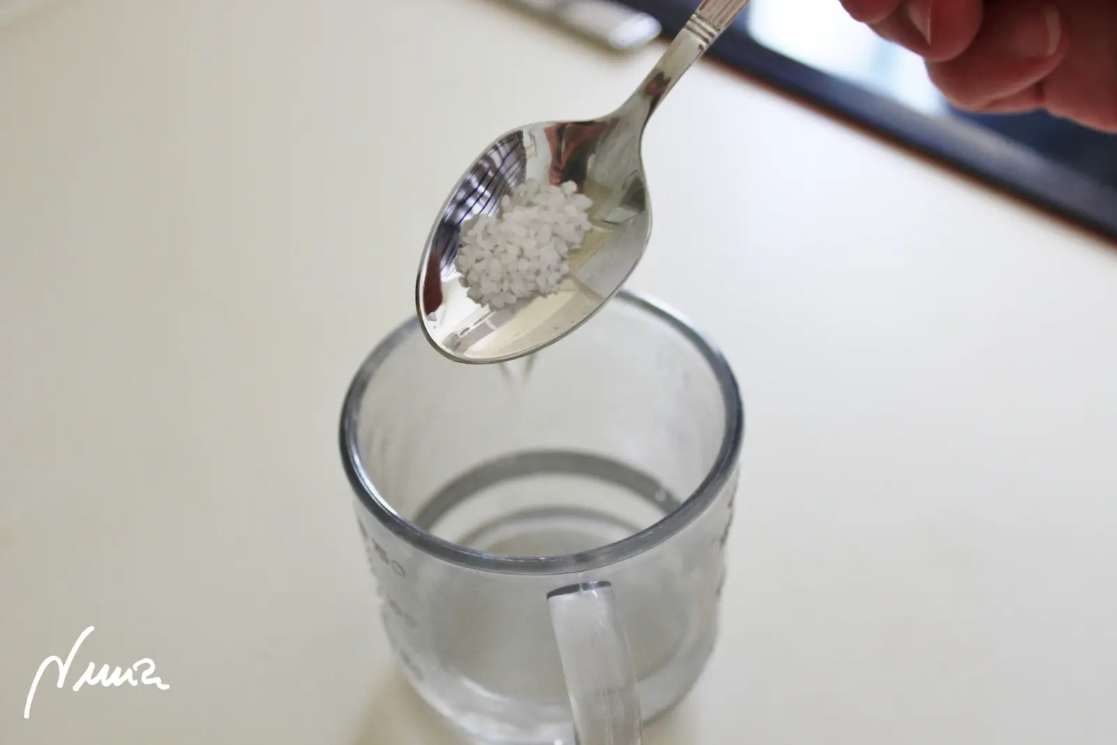 Queso semicurado de cabra, proceso paso a paso, paso 3: Disolver la sal en los 60 mililitros de agua, removiendo bien: