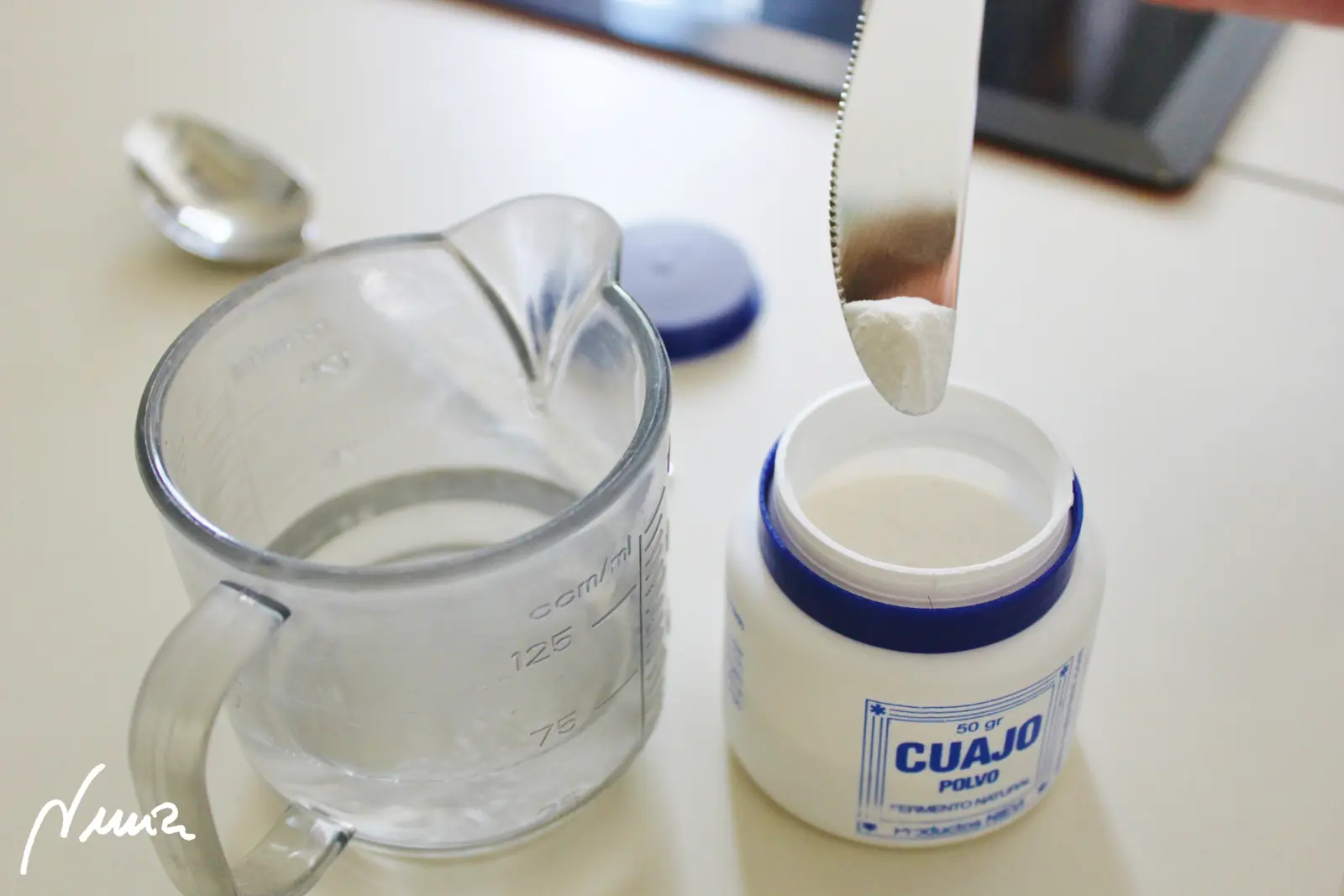 Queso semicurado de cabra, proceso paso a paso, paso 4: Echar el cuajo en polvo en lo anterior: