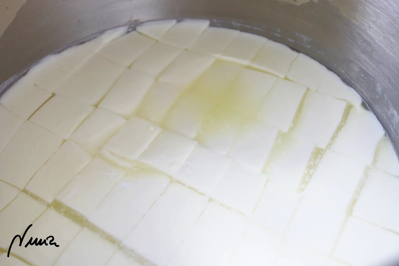 Queso semicurado de cabra, proceso paso a paso, paso 9: Volver a cortar la cuajada en cuadradillos más pequeños: