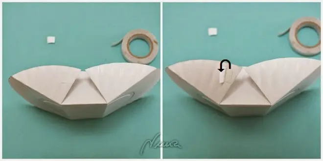 Caja de presentación, paso 5: 5- Colocar un trocito de cinta adhesiva por la cara que pega en una de las solapas en su…