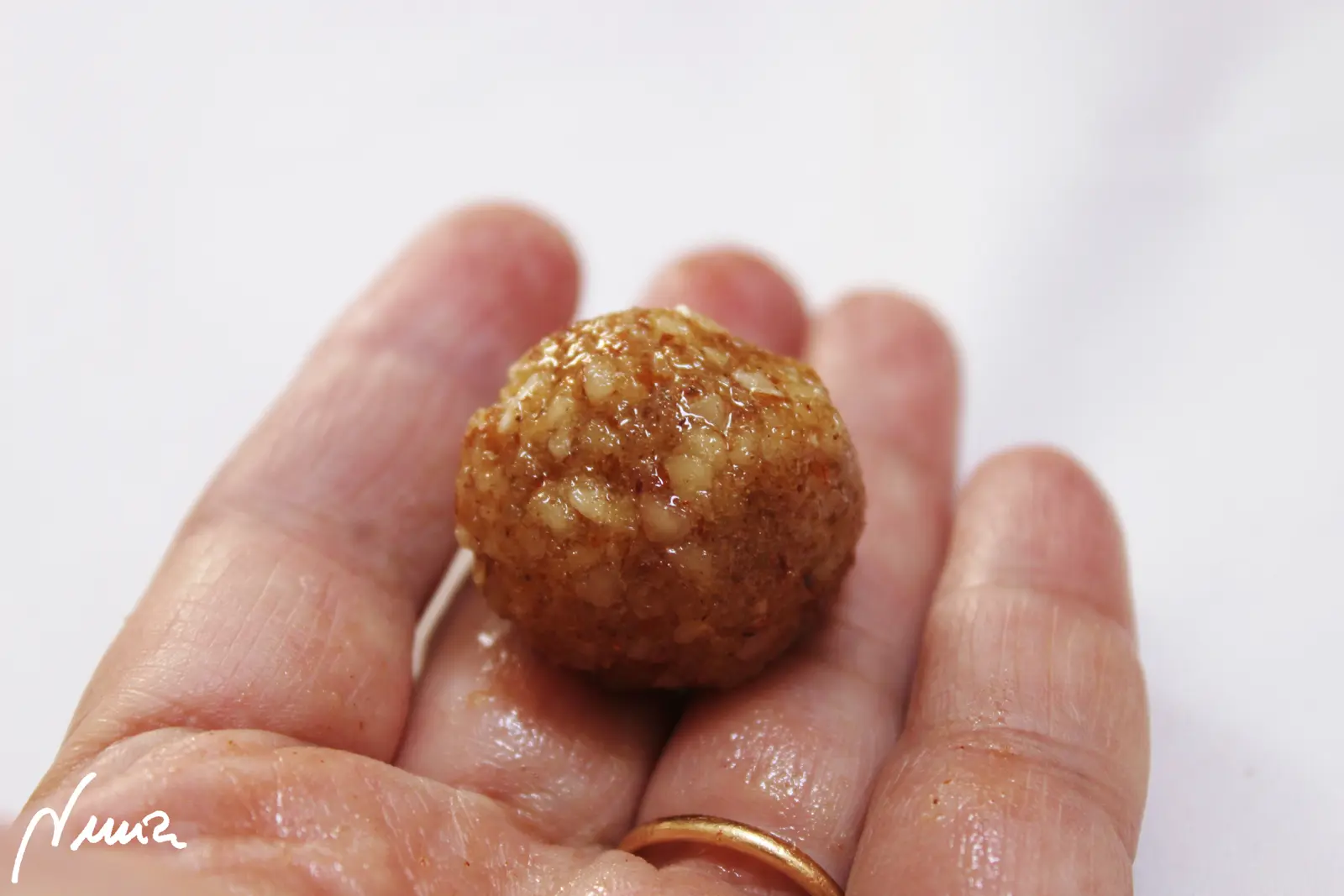 Tortas árabes, paso 8: Hacer bolitas tamaño nuez pequeña, pues crecerán en el horneado: