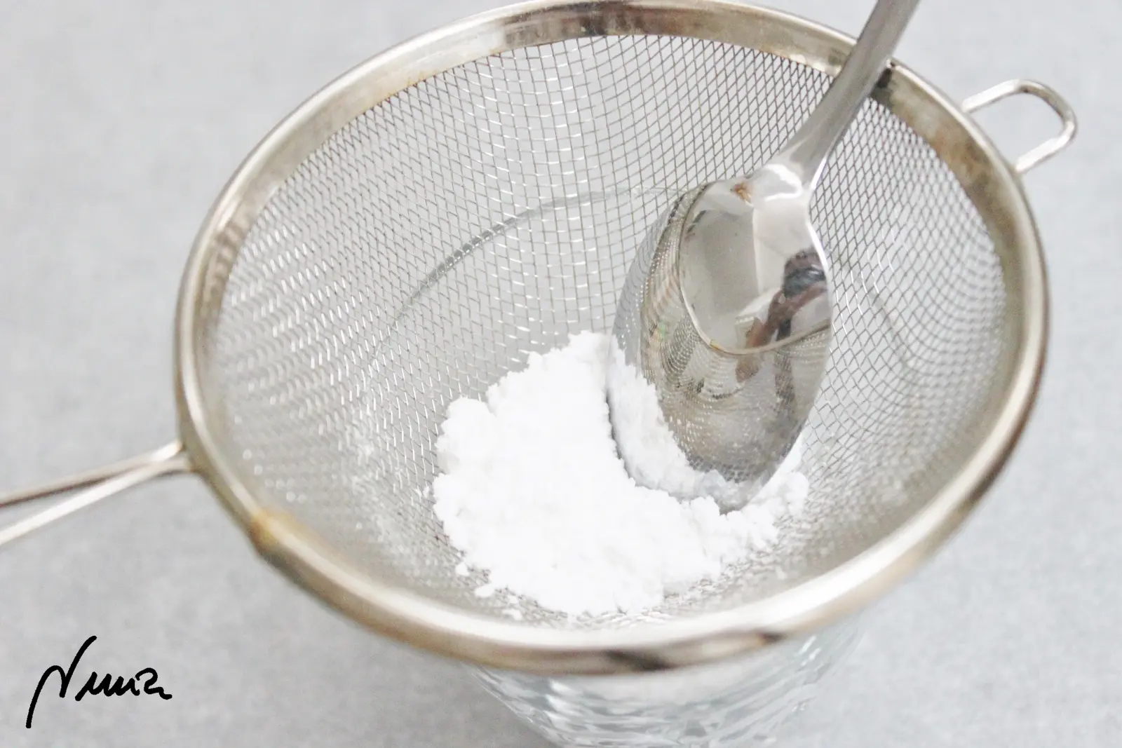 Tortas árabes, paso 11: Luego rebozar las bolitas en azúcar glas tamizado con un colador, por ejemplo.