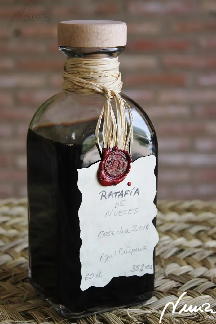 Ratafía de nueces, paso 12: 12. Envasar en botella y colocar un tapón: