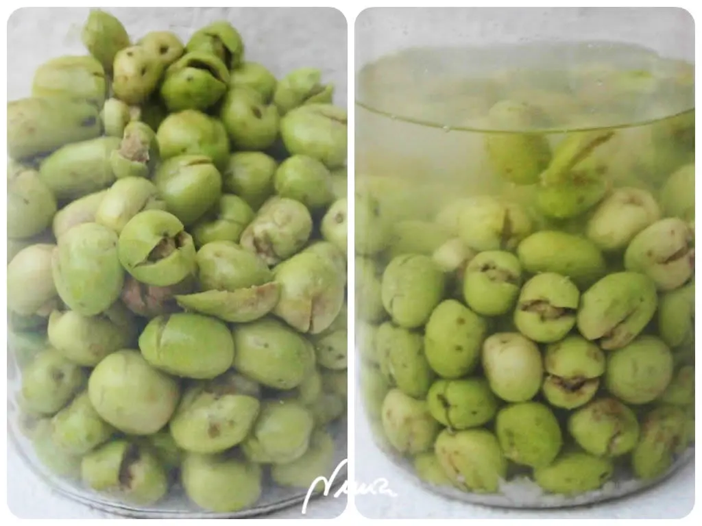 Aceitunas verdes aliñadas, paso 4: Ponerlas en un recipiente de cristal o barro vitrificado y echar agua fría hasta…