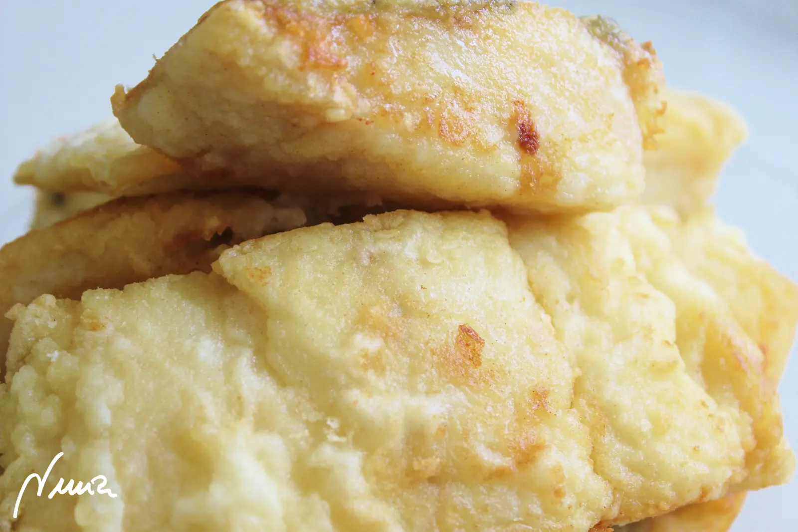 Bacalao con tomate, paso 3: Enharinar todos los trozos, freírlos en aceite de oliva y reservarlos: