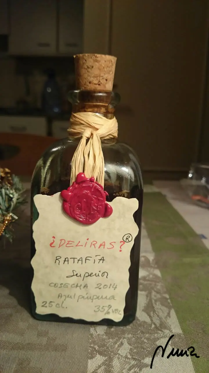 Ratafía de nueces, paso 13: 13. Una vez se ha vaciado la garrafa, hay que lavarla bien por dentro, con un cepillo…