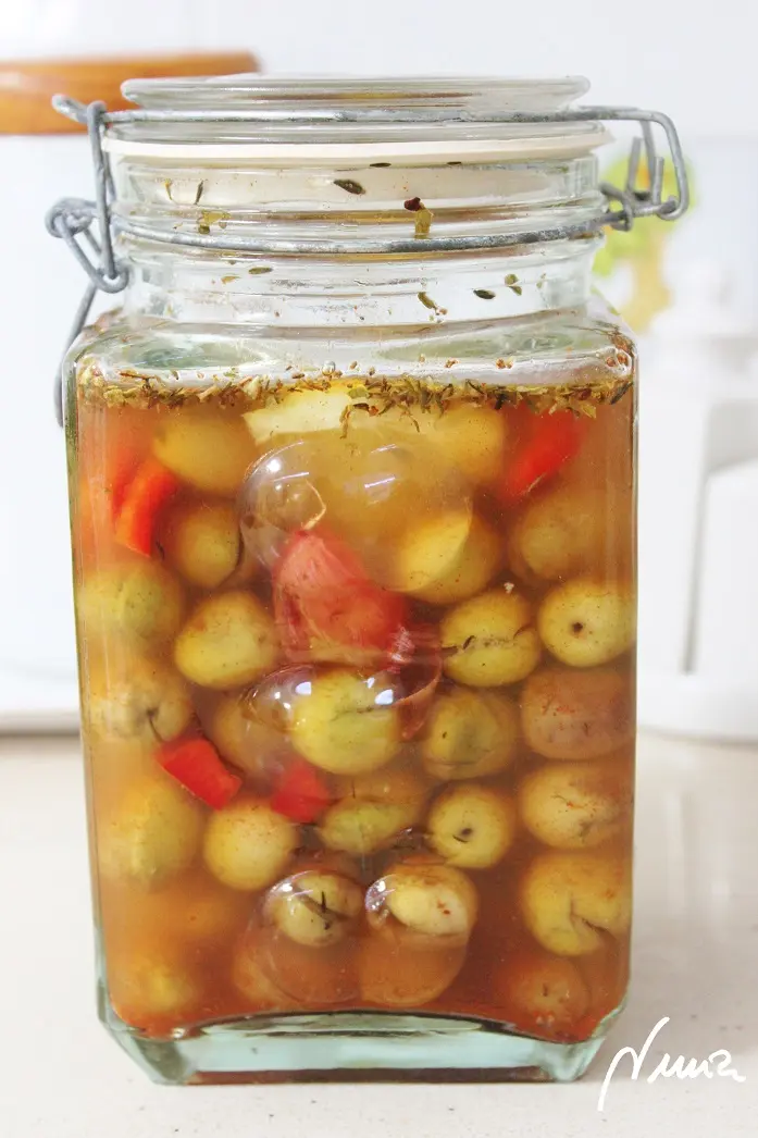Aceitunas verdes aliñadas, paso 5: Conviene probar un poco el agua para comprobar el punto de sal.