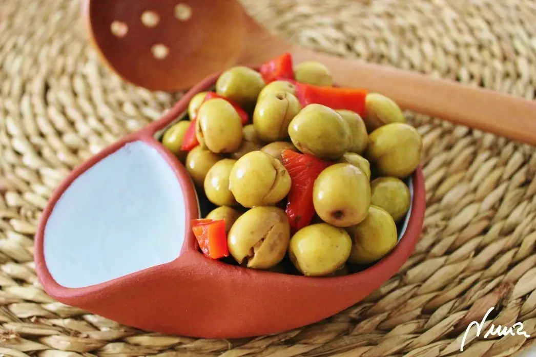 Aceitunas verdes aliñadas, paso 5: Conviene probar un poco el agua para comprobar el punto de sal.