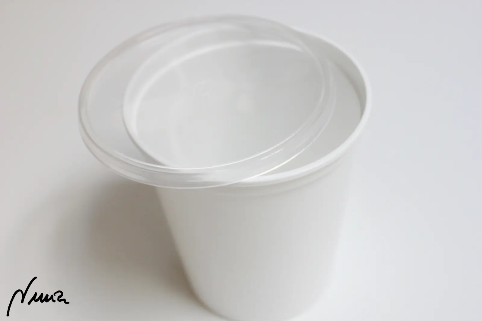 Helado de nueces, paso 17: Volcar la crema de la cubeta en un vaso de plástico, de 1 litro de capacidad, con…