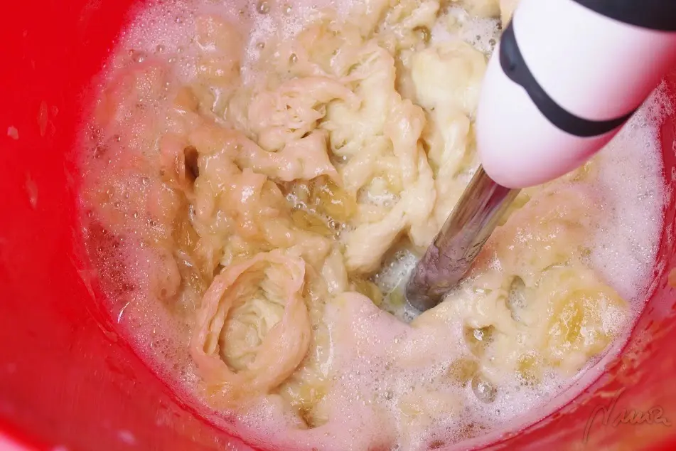 Cómo hacer detergente en gel para lavadora, proceso paso a paso, paso 21: Se puede batir con la batidora de cocina, intentando homogeneizar lo máximo: