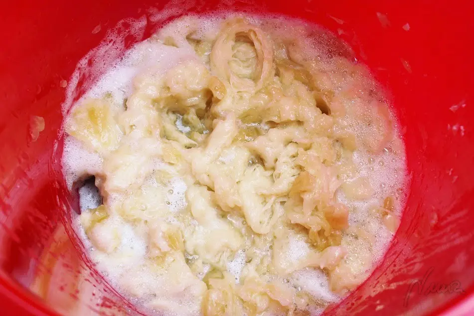 Cómo hacer detergente en gel para lavadora, proceso paso a paso, paso 21: Se puede batir con la batidora de cocina, intentando homogeneizar lo máximo: