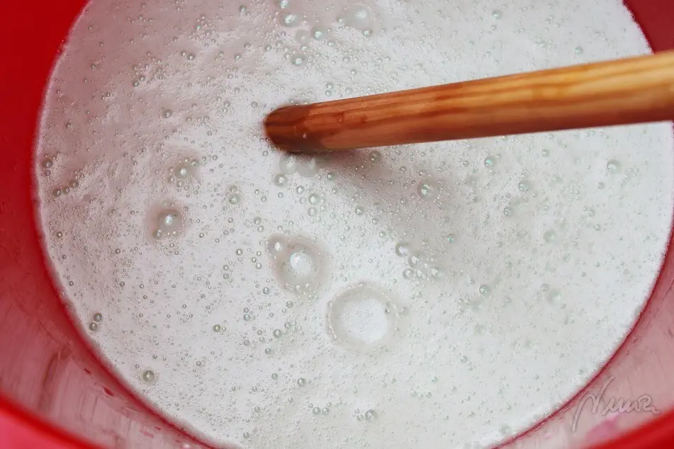 Cómo hacer detergente en gel para lavadora, proceso paso a paso, paso 35: Echar 4 litros de agua HIRVIENDO:
