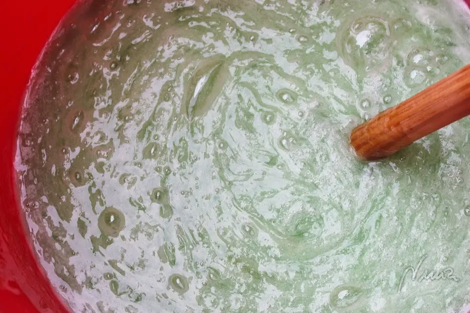 Cómo hacer detergente en gel para lavadora, proceso paso a paso, paso 39: Echar 2 litros de agua HIRVIENDO: