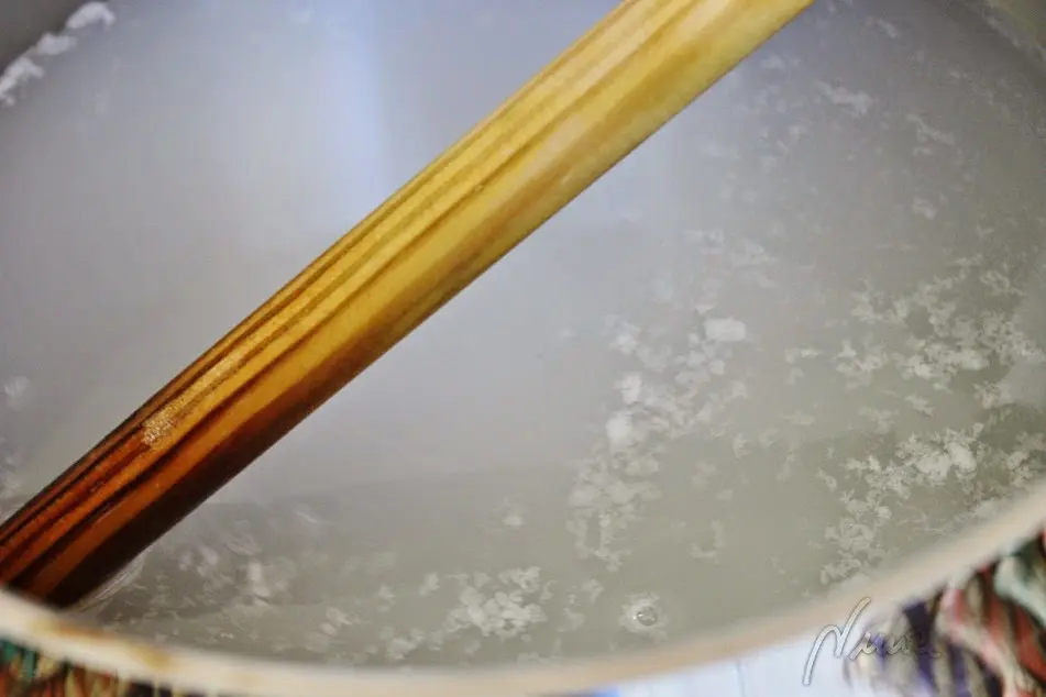 Cómo hacer detergente en gel para lavadora, proceso paso a paso, paso 14: A continuación echar la sosa en el agua, poco a poco y con cuidado, removiendo con el…