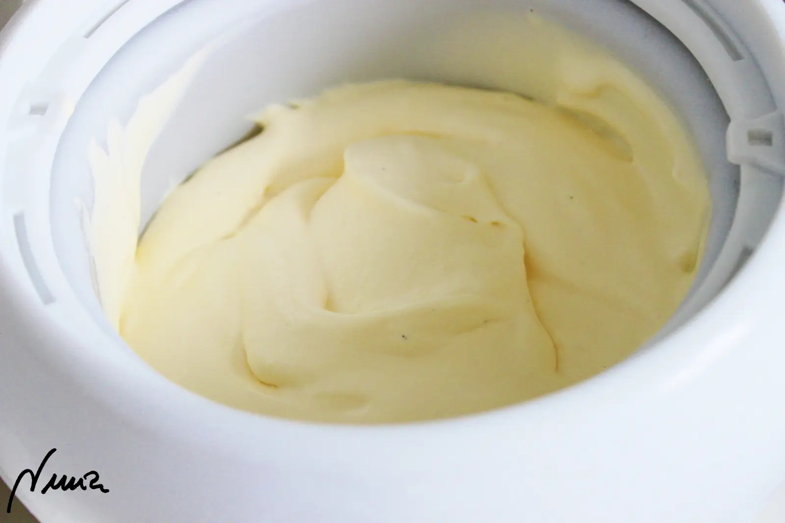 Helado de vainilla, paso 11: Poner a funcionar la heladora hasta que la crema tenga cierta consistencia, durante…