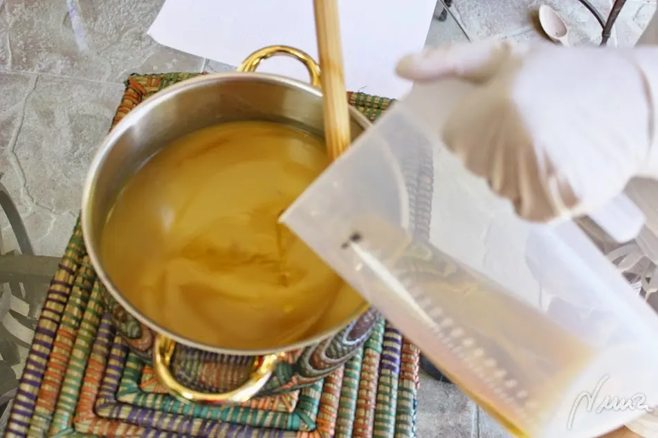 Cómo hacer detergente en gel para lavadora, proceso paso a paso, paso 15: Echar poco a poco el aceite, en hilillo, removiendo constantemente, hasta terminar con…