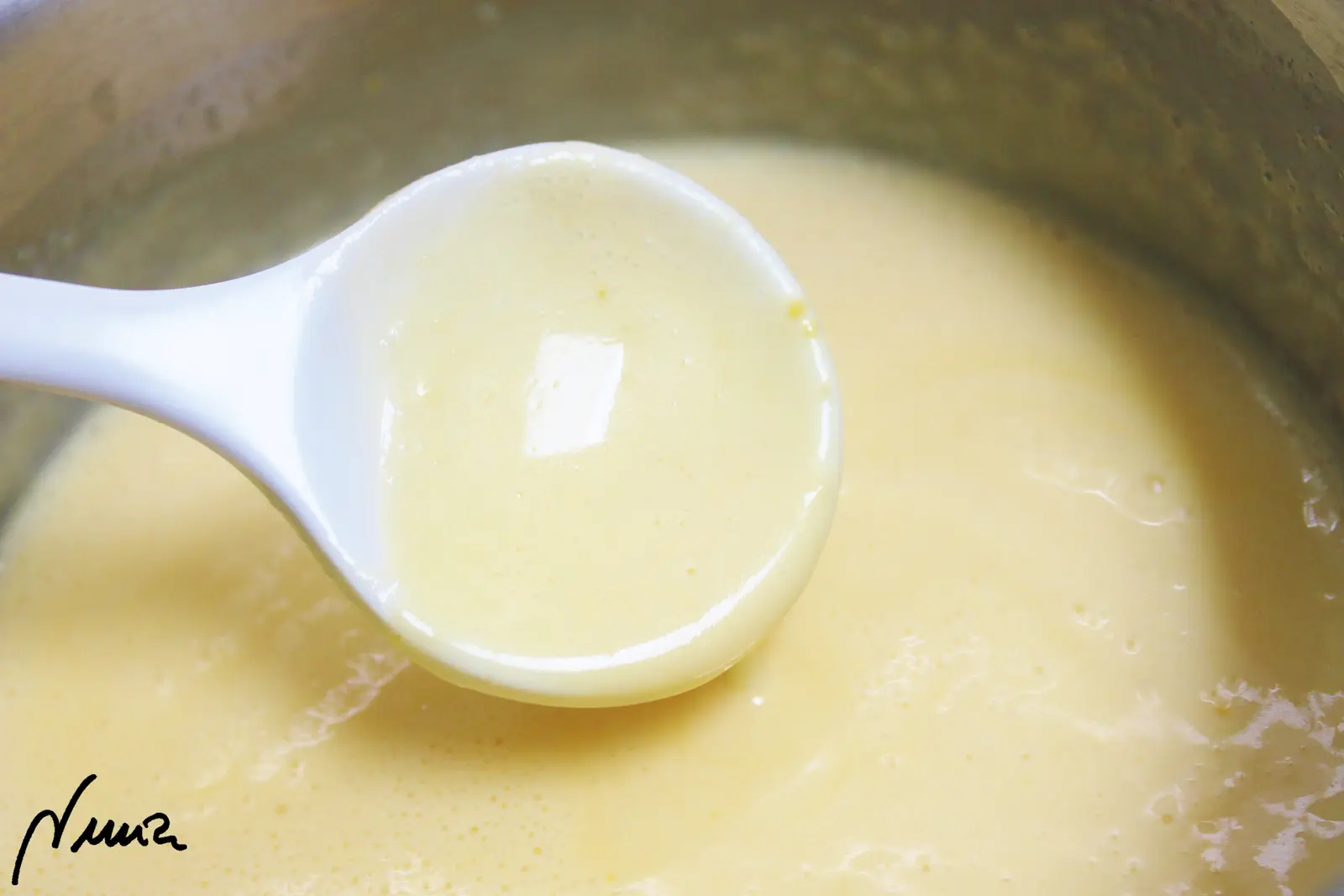 Helado de nueces, paso 6: Volver a echar esta crema en el cazo y calentar a fuego muy bajo (graduación 3 sobre 9)…