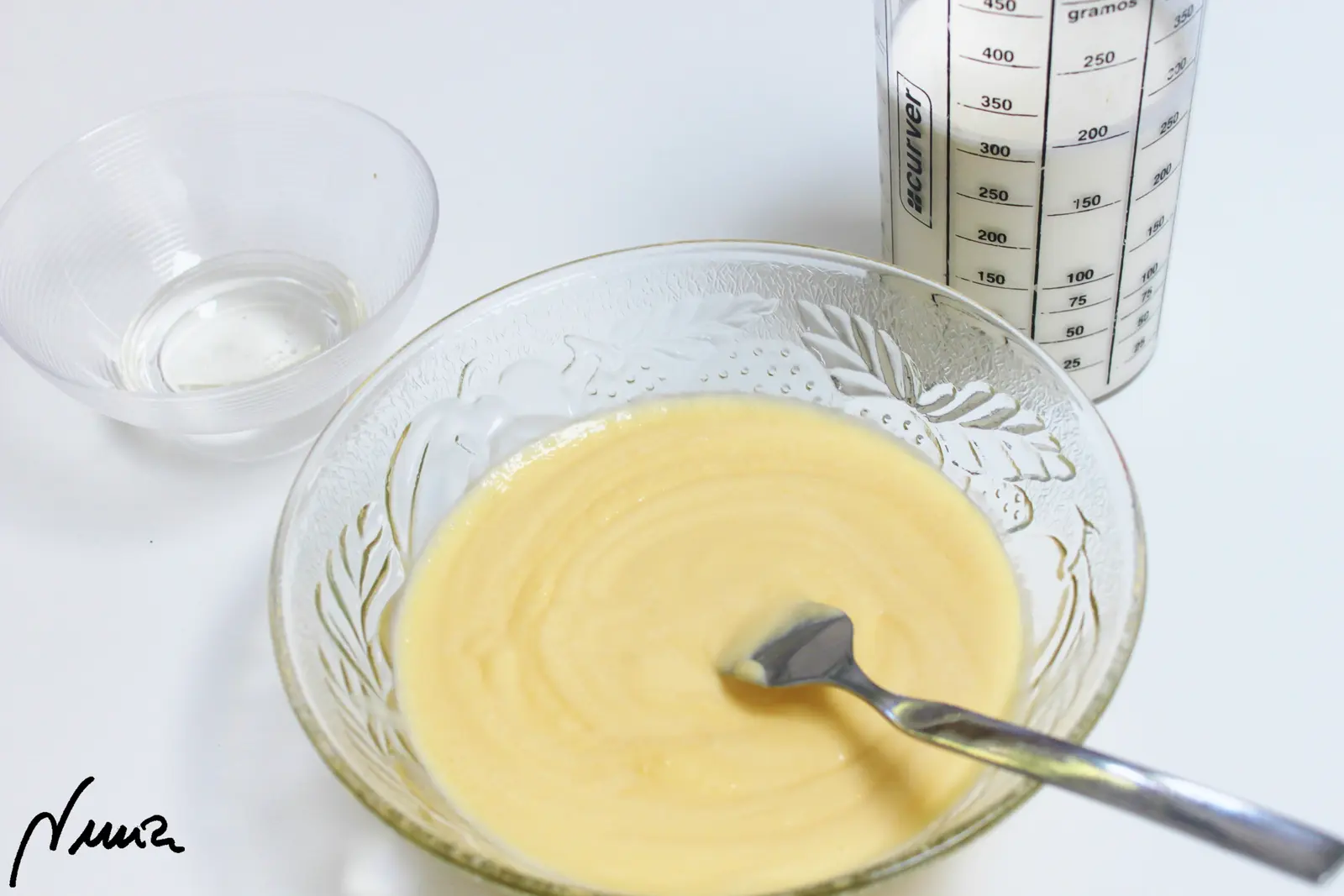 Helado de nueces, paso 10: Sacar la crema de la nevera, agregar la nata para montar y el azúcar invertido: