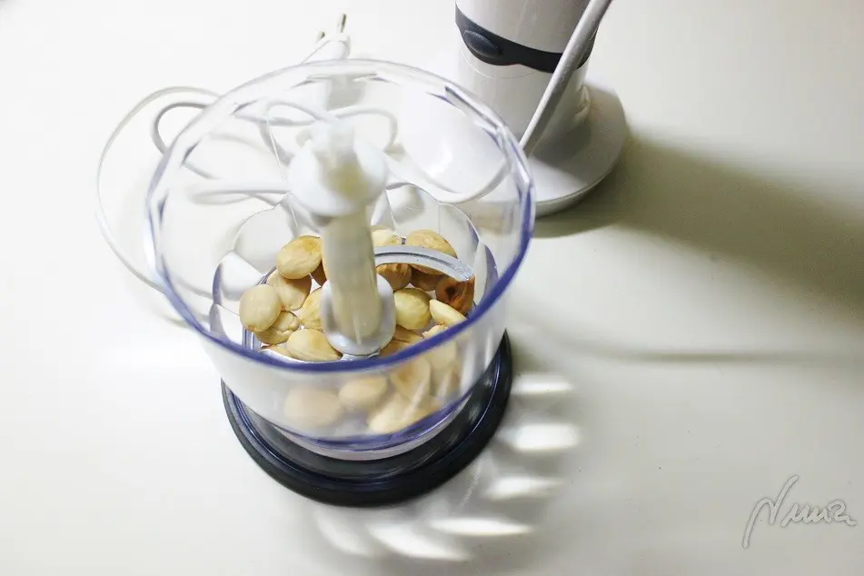 Polvorones del Espíritu Santo (de almendra), paso 8: 8 - Moler la almendra fría en una picadora potente. En el vaso de la picadora echo pocas…