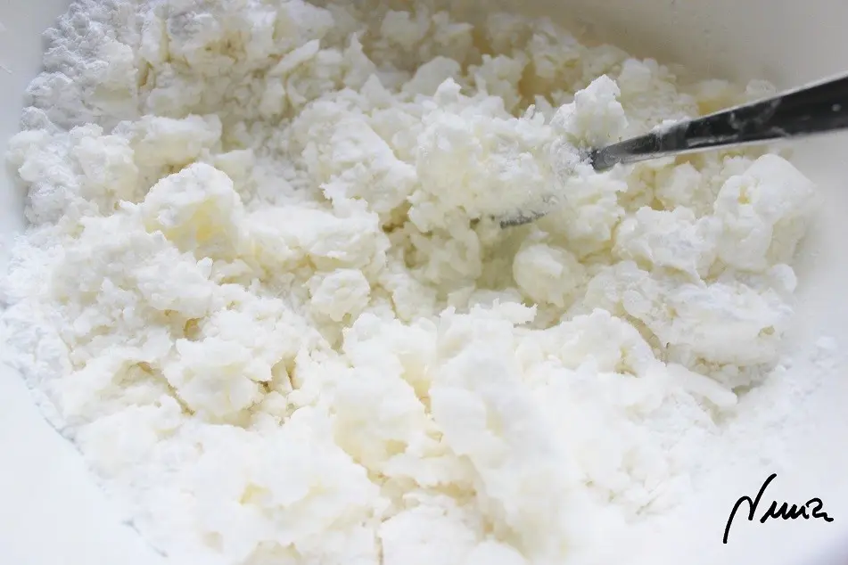 Polvorones del Espíritu Santo (de almendra), paso 11: 11 - Añadir la manteca blanda, batiendo bien con un tenedor para integrar completamente…