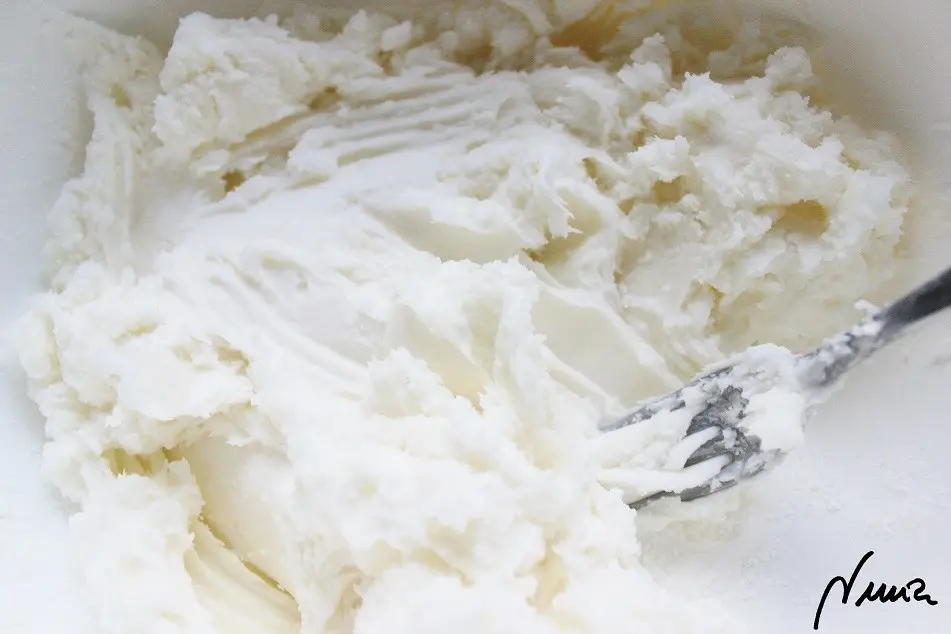 Polvorones del Espíritu Santo (de almendra), paso 11: 11 - Añadir la manteca blanda, batiendo bien con un tenedor para integrar completamente…