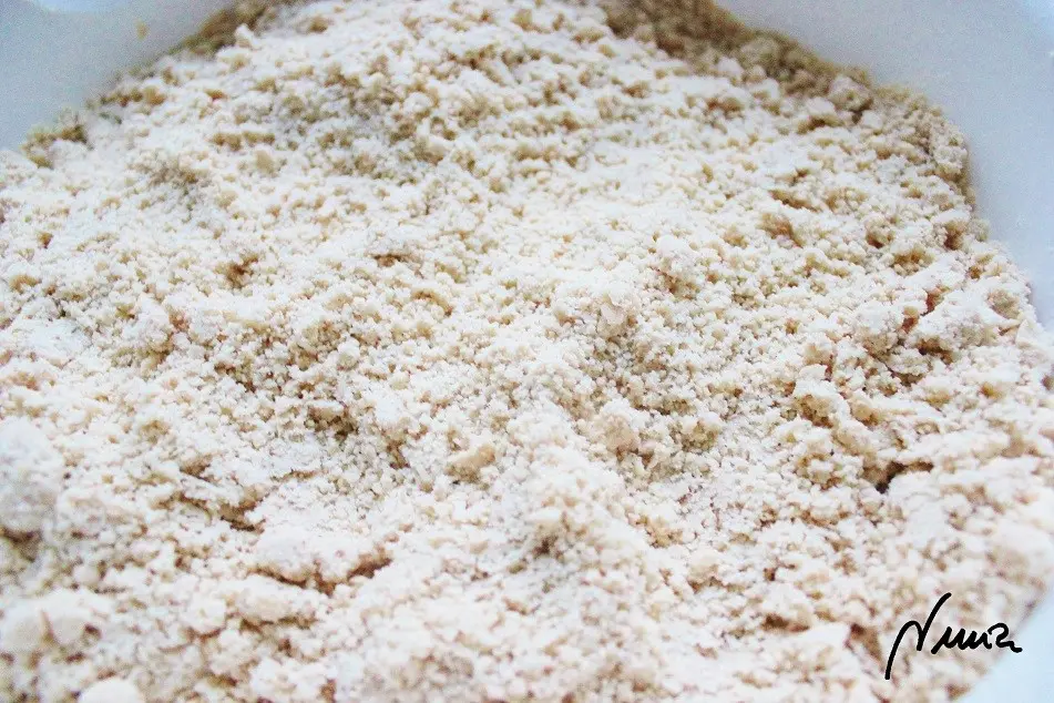 Polvorones del Espíritu Santo (de almendra), paso 14: 14 - Amasar con las manos, frotando bien con los dedos toda la manteca de la masa y por…