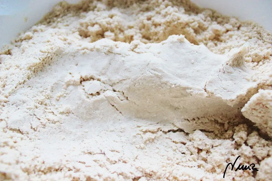 Polvorones del Espíritu Santo (de almendra), paso 14: 14 - Amasar con las manos, frotando bien con los dedos toda la manteca de la masa y por…
