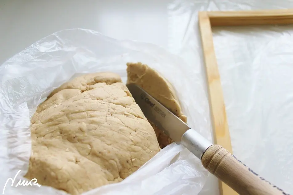 Polvorones del Espíritu Santo (de almendra), paso 19: 19 - Sacar la masa de la nevera, abrir la bolsa, sin sacar toda la masa, y dejarla a un…
