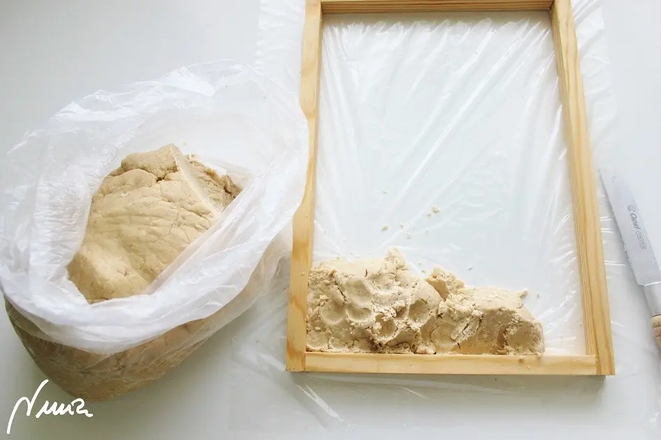 Polvorones del Espíritu Santo (de almendra), paso 20: 20 - Poner a pocos los trozos de masa sobre el plástico dentro del bastidor…