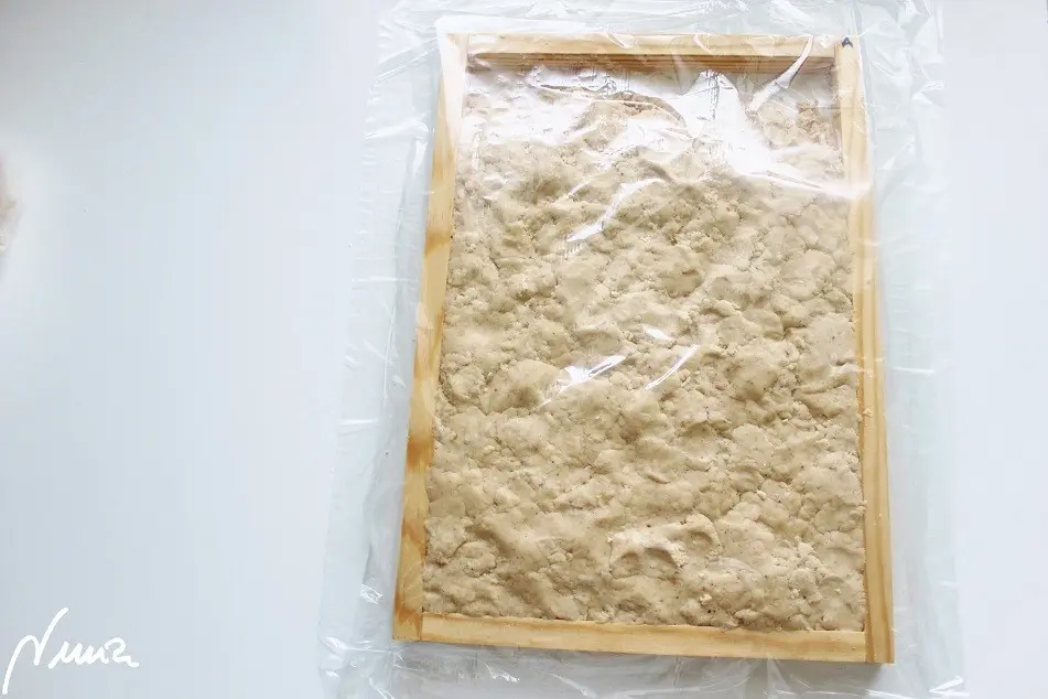 Polvorones del Espíritu Santo (de almendra), paso 21: 21 - Colocar encima de la masa la otra lámina de plástico de cocina: