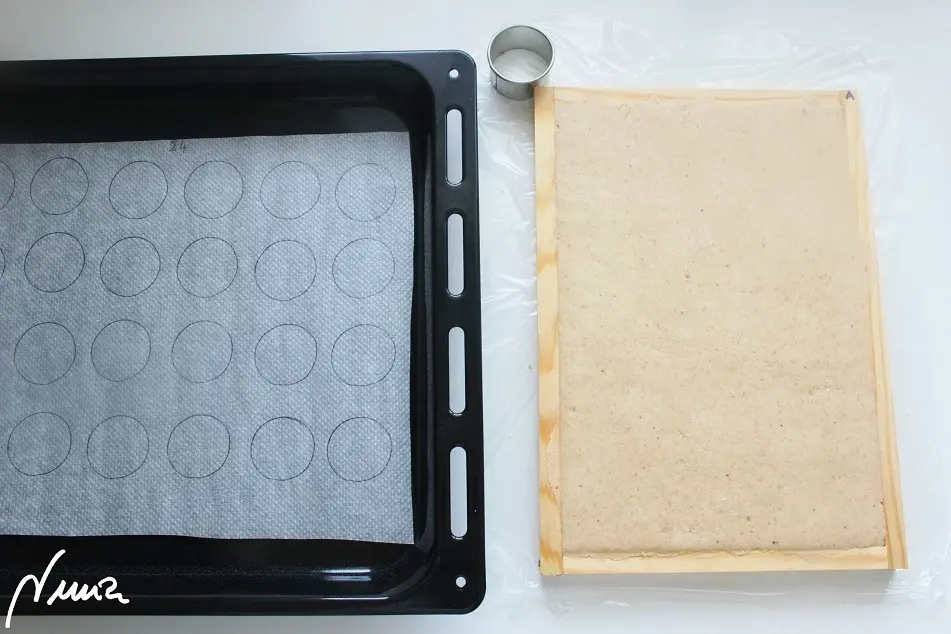 Polvorones del Espíritu Santo (de almendra), paso 25: 25 - Colocar una lámina de papel vegetal con los círculos marcados hacia el fondo de la…