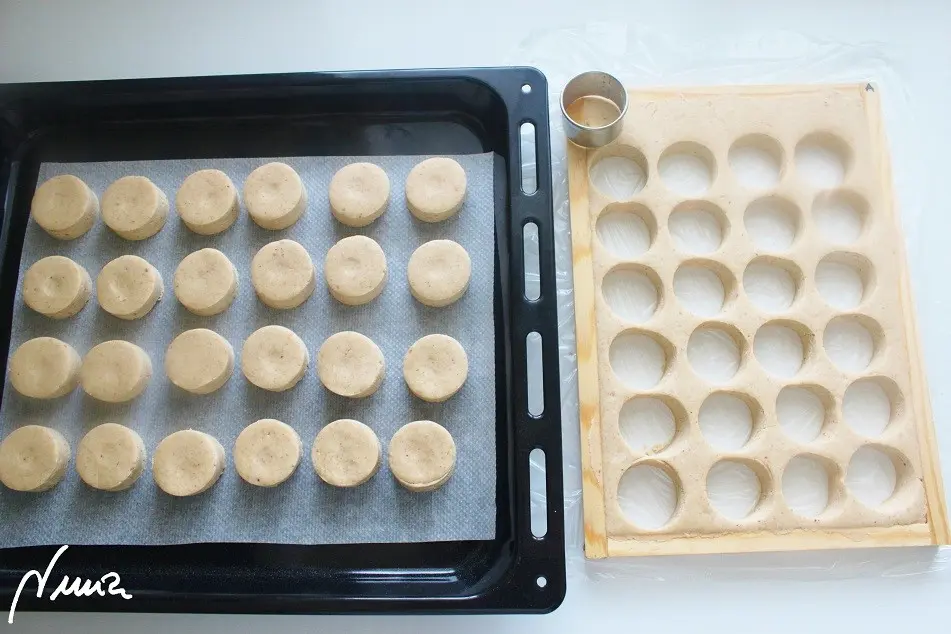 Polvorones del Espíritu Santo (de almendra), paso 26: 26 - Presionar el aro corta-pastas sobre la masa, girándolo un poco sin desplazarlo.