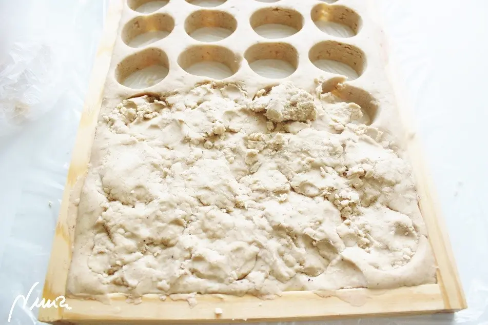 Polvorones del Espíritu Santo (de almendra), paso 27: 27 -Una vez se han sacado todos los cilindros, recoger los recortes de nuevo hacia el…
