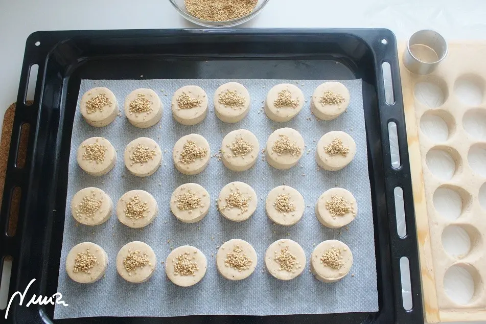 Polvorones del Espíritu Santo (de almendra), paso 31: 31 - ANTES de meter en el horno colocar un montoncito de sésamo encima de cada círculo: