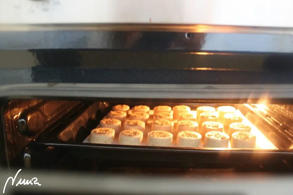 Polvorones del Espíritu Santo (de almendra), paso 33: 33 - Meter en el nivel un poco más alto de la mitad del horno, a 200º C con calor arriba…